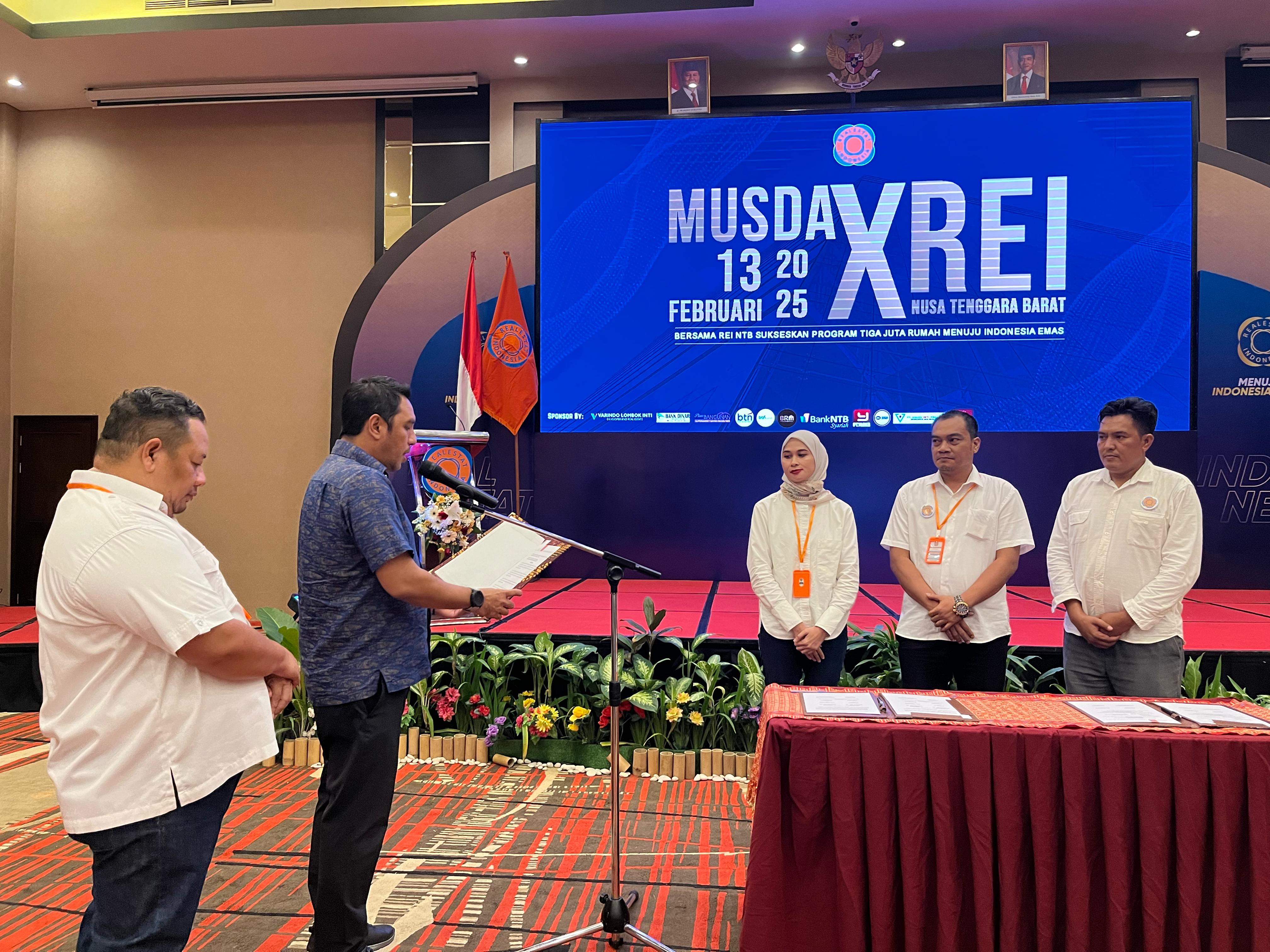 PELANTIKAN: Wakil Ketua Bidang Organisasi dan Keanggotaan DPP REI Rahmat Yadi (dua kiri) melantik Ketua terpilih DPD REI NTB Hery Jaya Athmaja (dua dari kanan) bersama Sekretaris dan Bendahara.