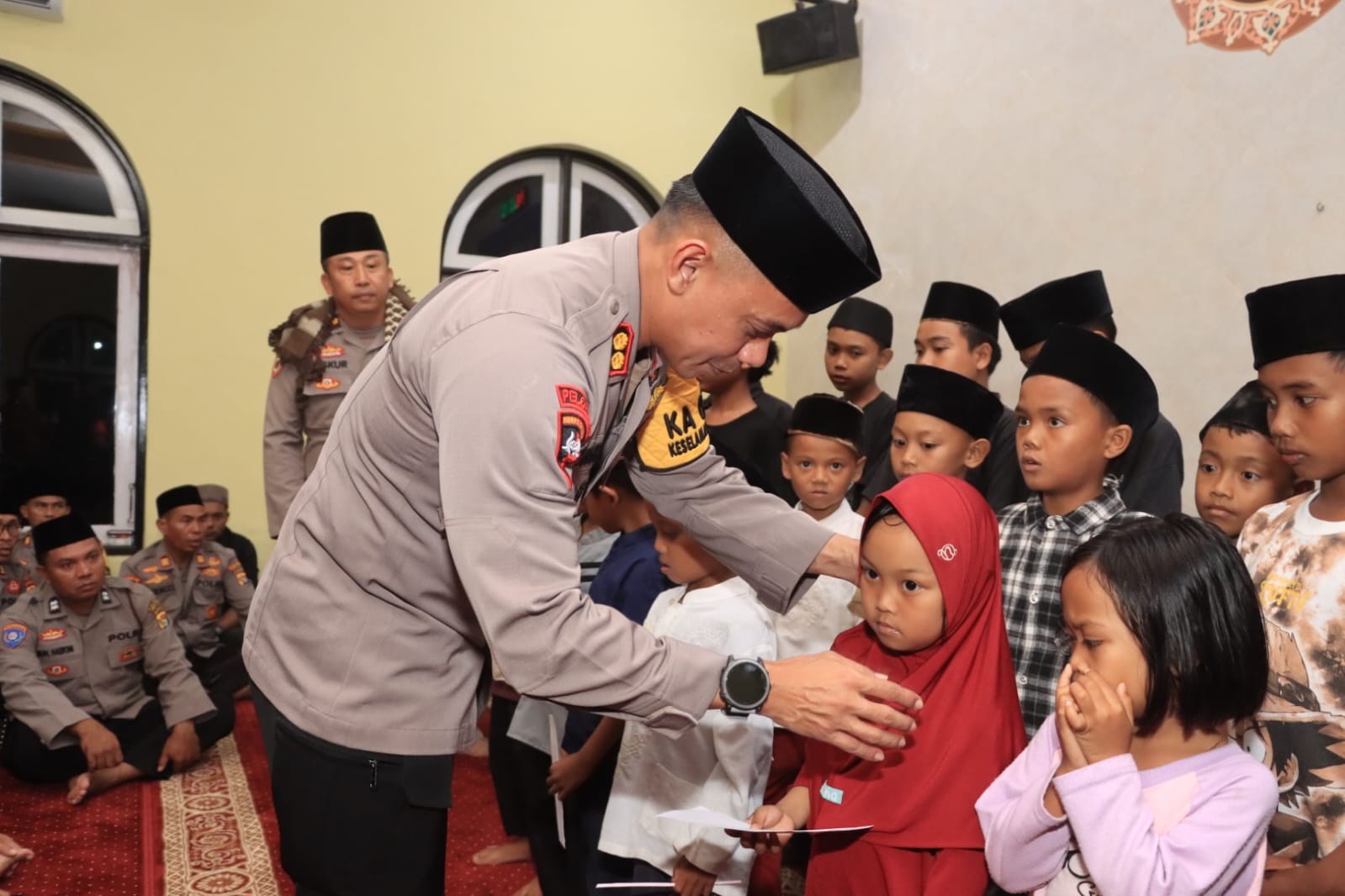 DOA BERSAMA: Kapolres Loteng AKBP Iwan Hidayat beserta jajaran gelar doa bersama anak yatim pada malam Nisfu Sya