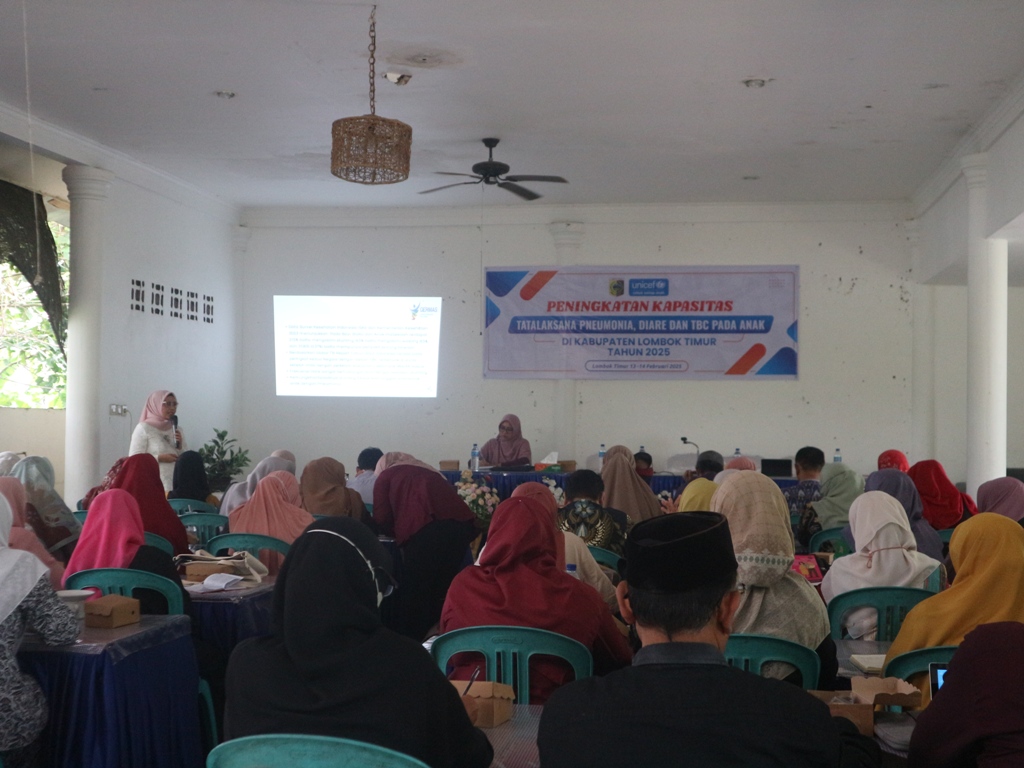 PRESENTASE: Kabid Kesehatan Masyarakat Dinas kesehatan Lombok Timur (Lotim) Hj Nurhidayati saat memaparkan materi kepada sejumlah tenaga kesehatan di Lotim dalam peningkatan kapasitas nakes Lotim.