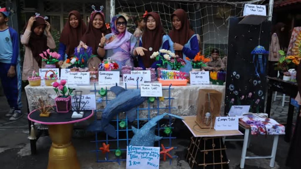 HARUS ADA IZIN: Siswa MTsN 1 Mataram menunjukkan hasil karya proyek penguatan profil pelajar pancasila (P5) di sekolah setempat, belum lama ini. Siswa diizinkan bawa HP ke madrasah dengan izin.