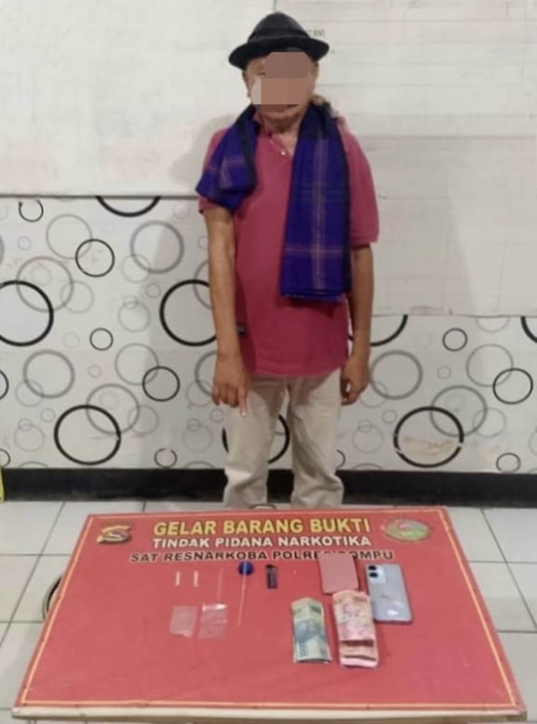 DITAHAN: Pelaku F diamankan bersama barang bukti sabu di Polres Dompu, Kamis (13/2).