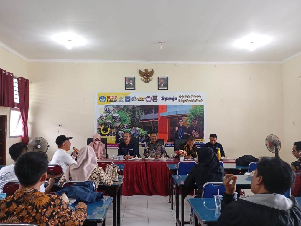 RAPAT PERDANA: Pengurus PGRI Kota Mataram melaksanakan rapat perdana menyusun kepengurusan di SMPN 7 Mataram, Kamis (13/2).