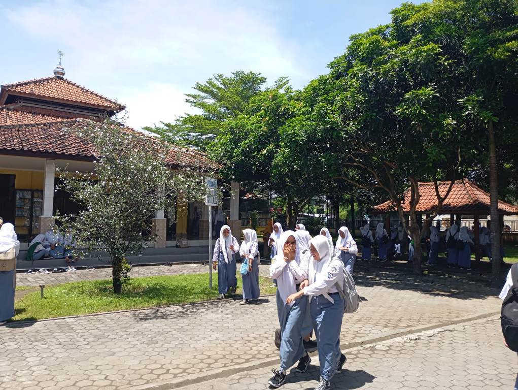 DILARANG BAWA HP : Siswa SMKN 1 Mataram menuju kelas usai salat duhur berjamaah, belum lama ini. Sejumlah SMA sederajat juga menerapkan larangan membawa HP bagi siswanya ke sekolah.