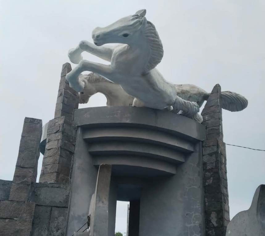 PUNYA NILAI HISTORIS; Patung kuda di bundaran rest area Kayangan roboh akibat angin kencang disertai hujan lebat, beberapa waktu lalu.