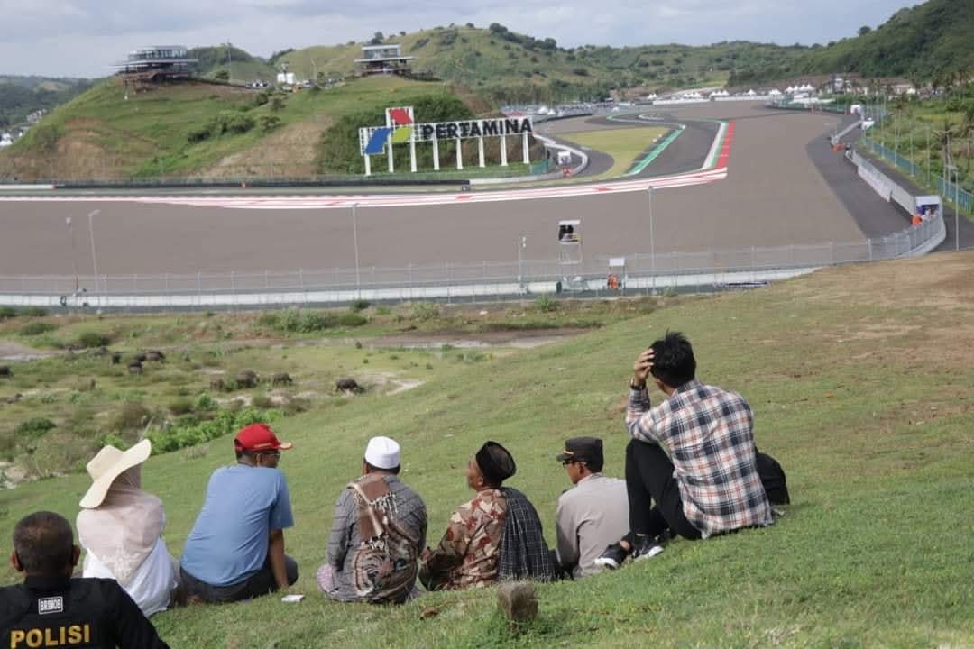 MURAH MERIAH: Antusiasme warga menonton MotoGP 2022 dari atas Bukit Seger, Lombok Tengah. Sirkuit ini adalah salah satu kelebihan KEK Mandalika.