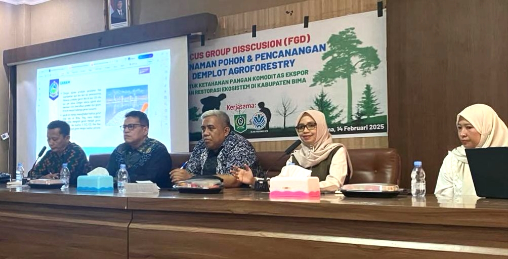 FGD: Kepala Disdag NTB Baiq Nelly Yuniarti (dua dari kanan) menyampaikan potensi ekspor Kabupaten Bima dalam FGD Penanaman Pohon dan Pencanangan Demplot Agroforestri, di Bima, Kamis (13/2).