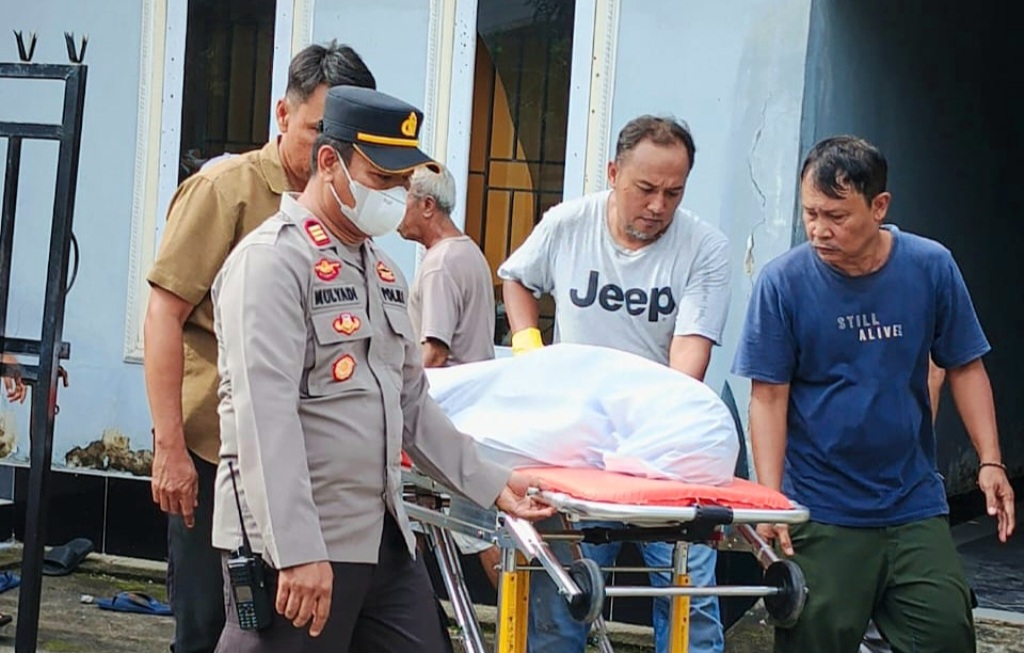 EVAKUASI: Anggota Polsek Mataram mengevakuasi mayat yang ditemukan di Perumahan BTN Taman Baru, Kelurahan Pagesangan Timur, Jumat (14/2).&nbsp;