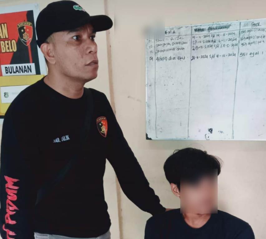 DITANGKAP: Pelaku Alek saat diinterogasi Kasatreskrim Polres Bima AKP Abdul Malik, Jumat (14/2).