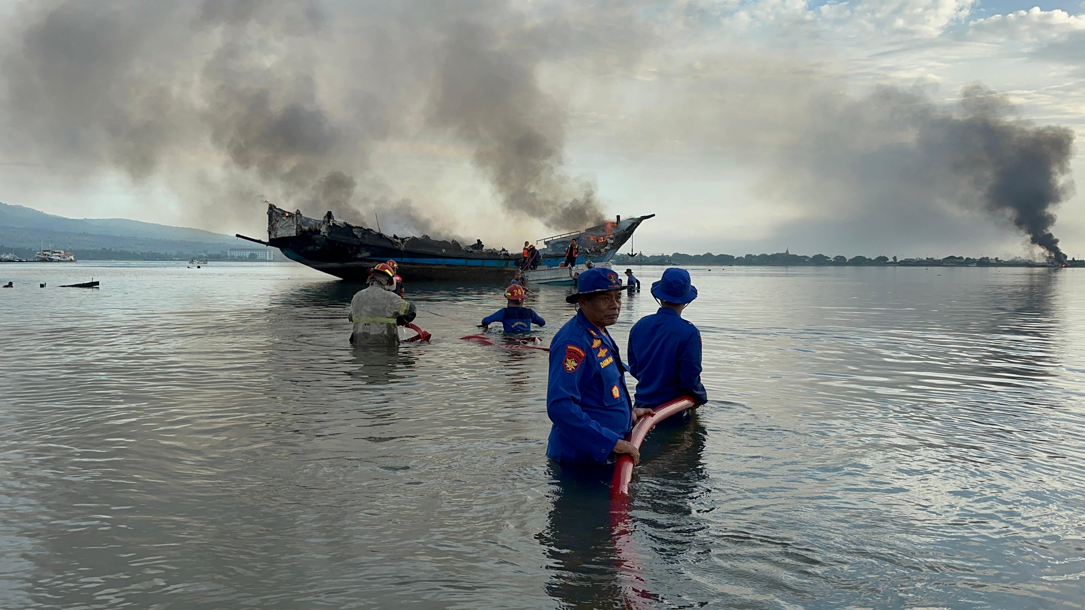 Tiga kapal wisata mengalami kebakaran di teluk kayangan, Labuhan Lombok, Kecamatan Pringgabaya, Lombok Timur (Lotim) pada Sabtu (15/2). Kebakaran diduga pertama kali berasal dari dapur kapal.