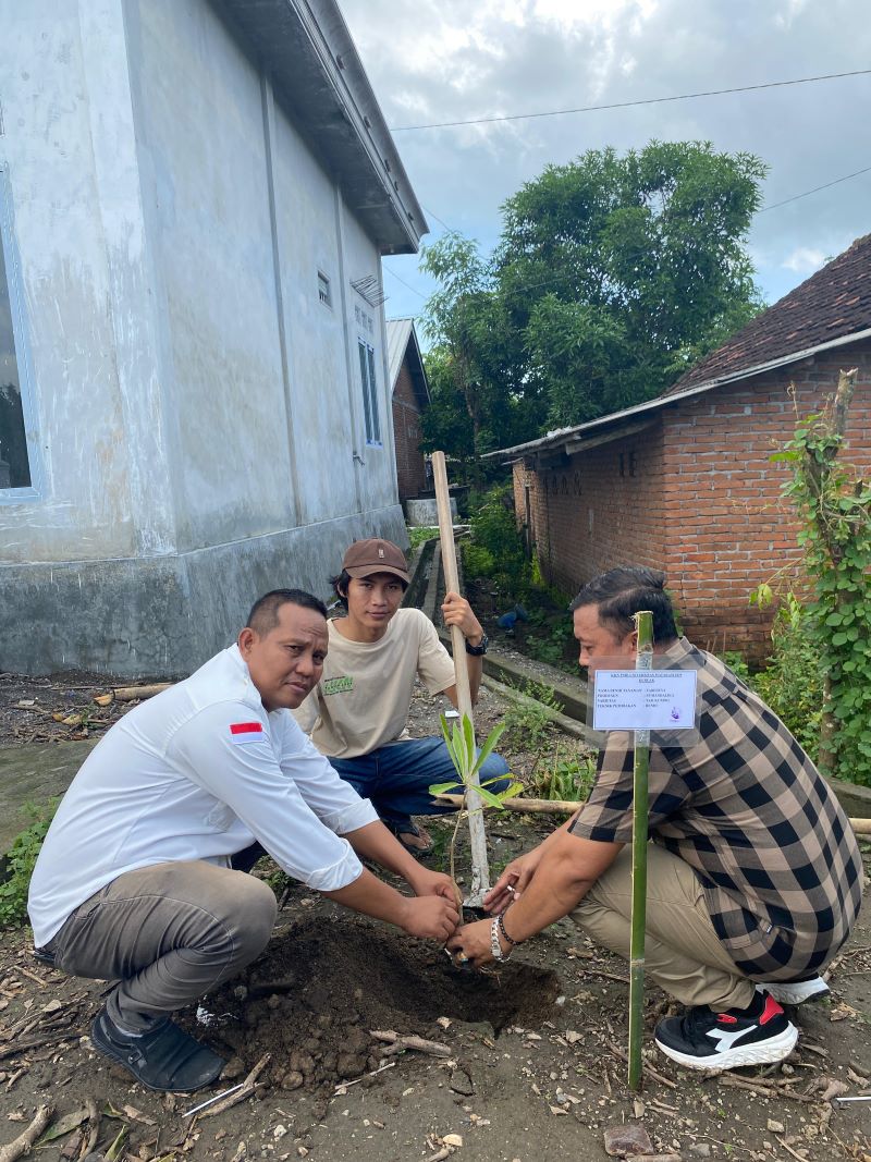 SIMBOLIS: Penanaman yang dilakukan perangkat Desa Keruak, Kecamatan Keruak, Lombok Timur bersama mahasiswa KKN Unram.