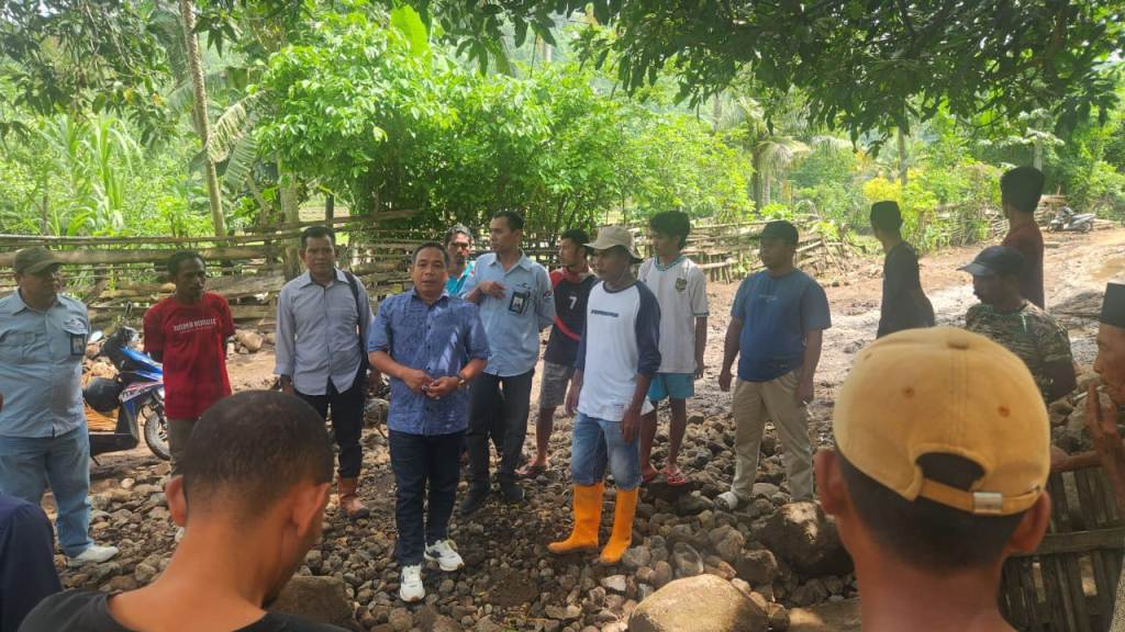 TINJAU: Anggota DPRD NTB Muhammad Aminurlah meninjau kerusakan lahan pertanian dan warga terdampak banjir di Ambalawi, Kabupaten Bima, Jumat (14/2).
