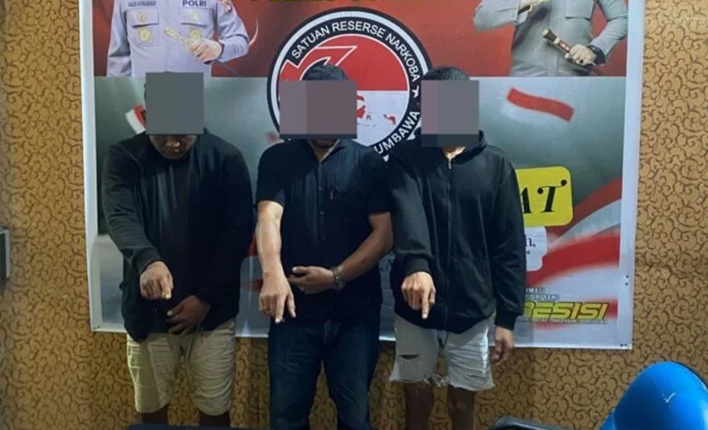 DITANGKAP: Pelaku AA, K, dan HS diamankan bersama barang bukti sabu di Polres Sumbawa, Jumat (14/2).