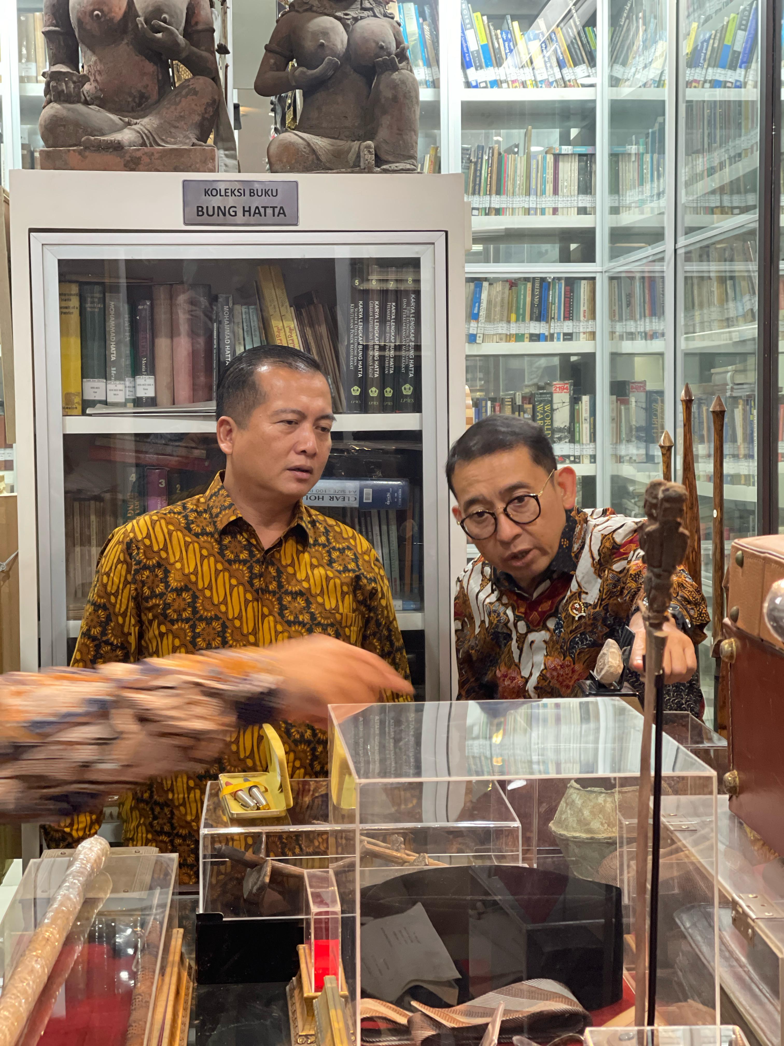 SILATURAHMI: Menteri Kebudayaan Indonesia Fadli Zon (kanan) saat menerima silaturahim dari Gubernur NTB Terpilih Dr H Lalu Muhamad Iqbal (kiri) di Jakarta beberapa waktu lalu.