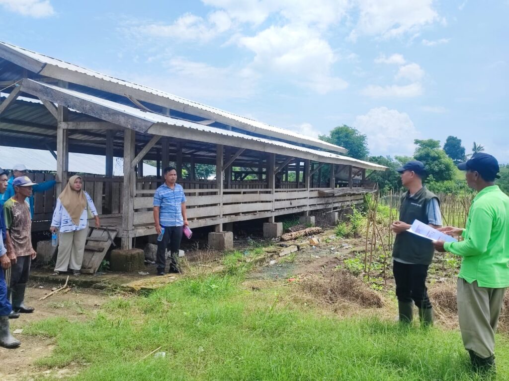 Kepala Disnakeswan NTB Muhammad Riadi (dua dari kanan) saat melakukan monitoring dan evaluasi di instalasi UPTD Balai Pembibitan Ternak dan Hijauan Makanan Ternak Serading Disnakeswan NTB di Bima.