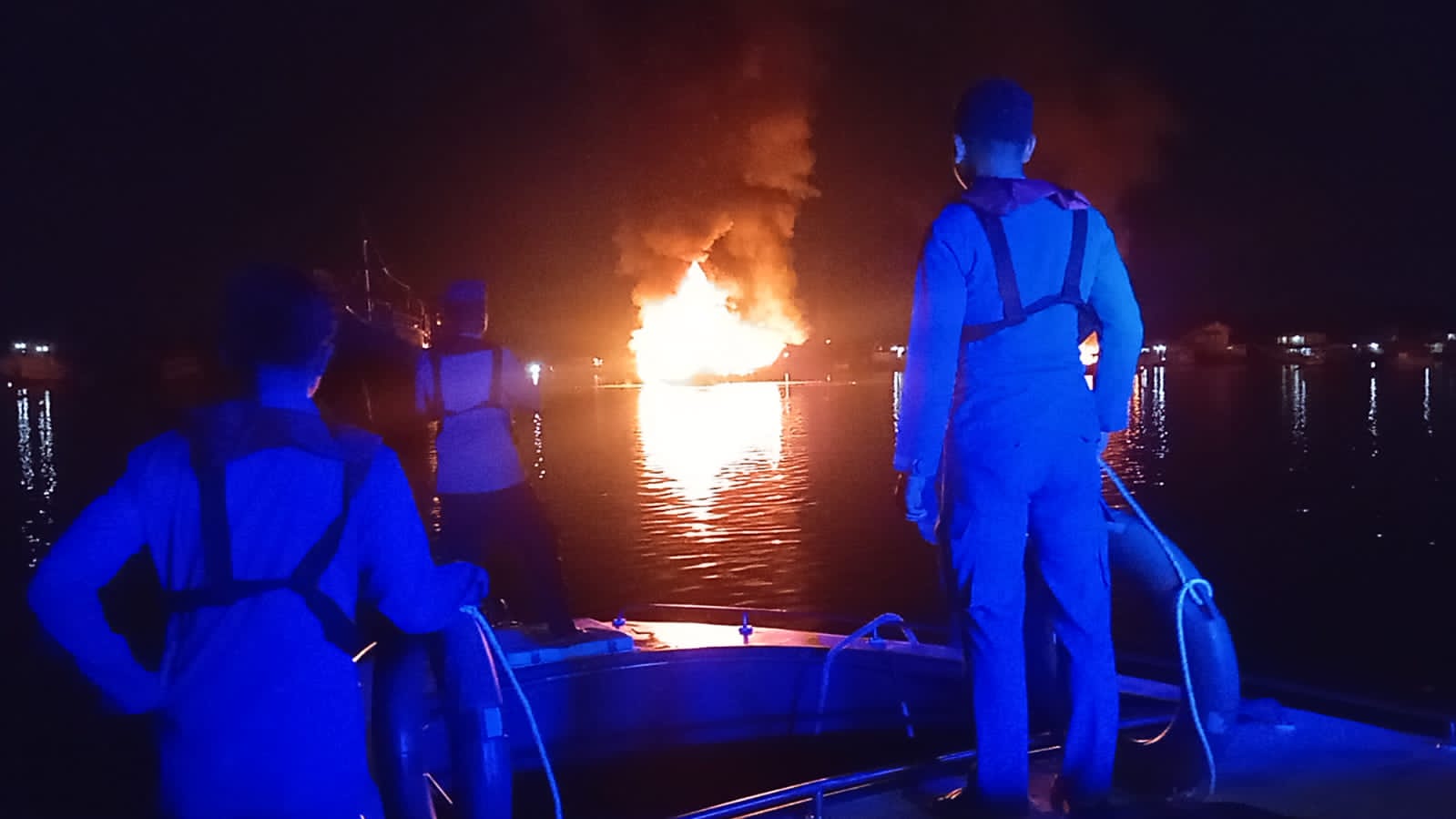 Kebakaran tiga kapal di Teluk Kayangan, Lombok Timur, Sabtu (15/2) dini hari.