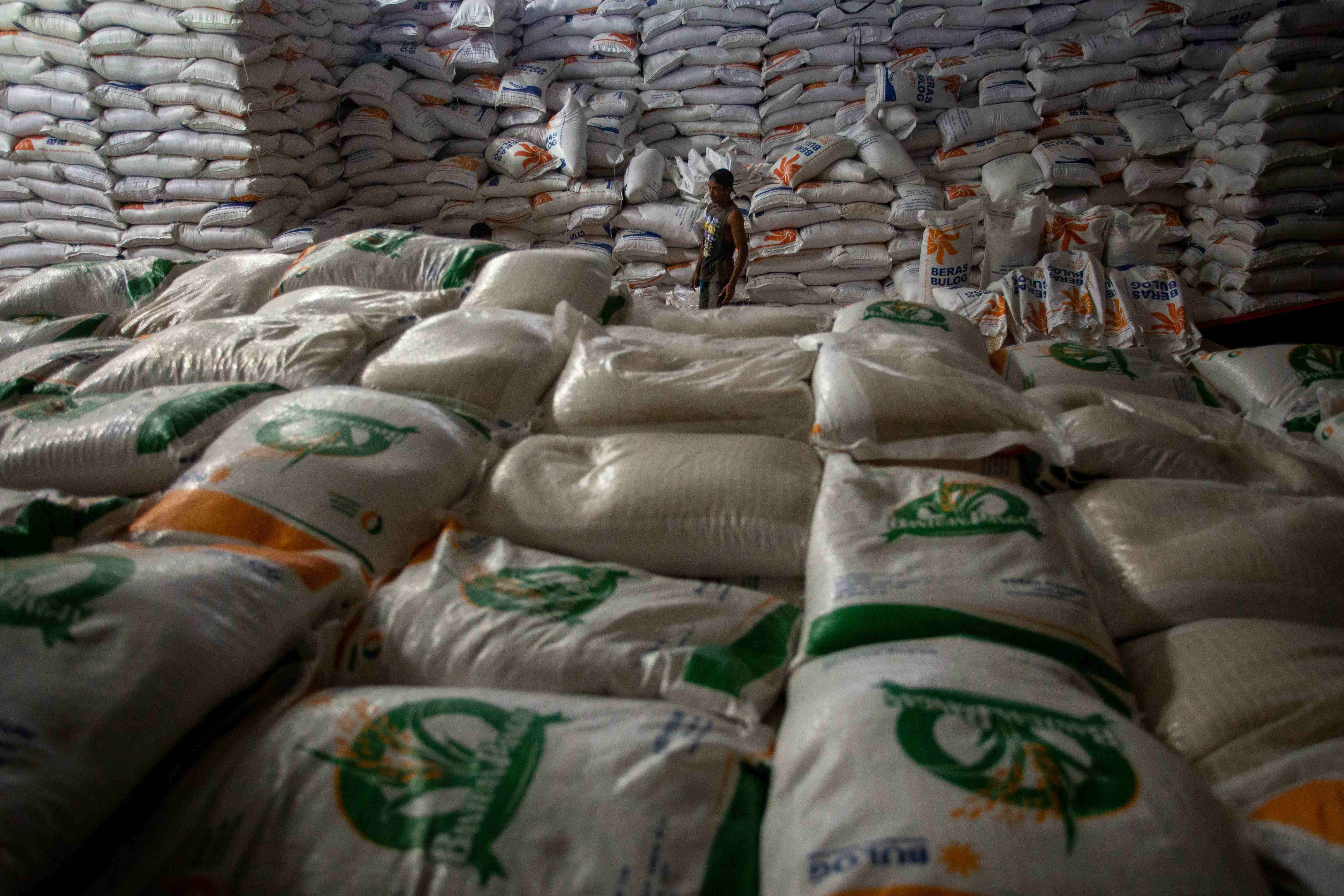 Beras telah menjadi bahan makanan utama konsumsi masyarakat, sehingga ketika penyaluran beras SPHP Bulog dihentikan sementara, setidaknya ini berpengaruh pada masyarakat, apalagi jelang Ramadan.