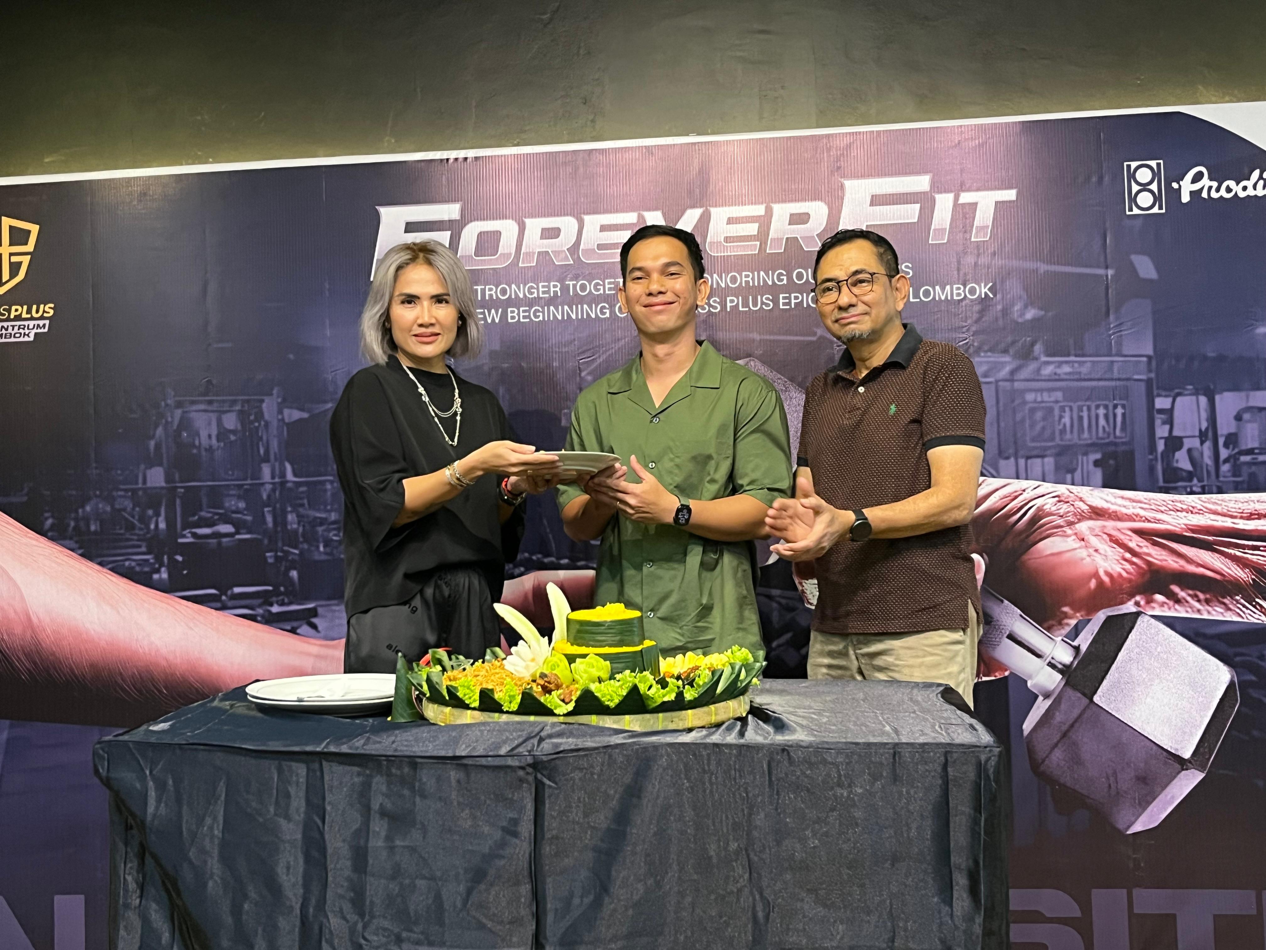POTONG TUMPENG: Dari kiri, Investor Fitness Plus Epicentrum Lombok Septi Oktaviane Zarah, District Manager Fitness Plus Epicentrum Mall Beni Setiawan, dan GM Lombok Epicentrum Mall Salim Abdad.