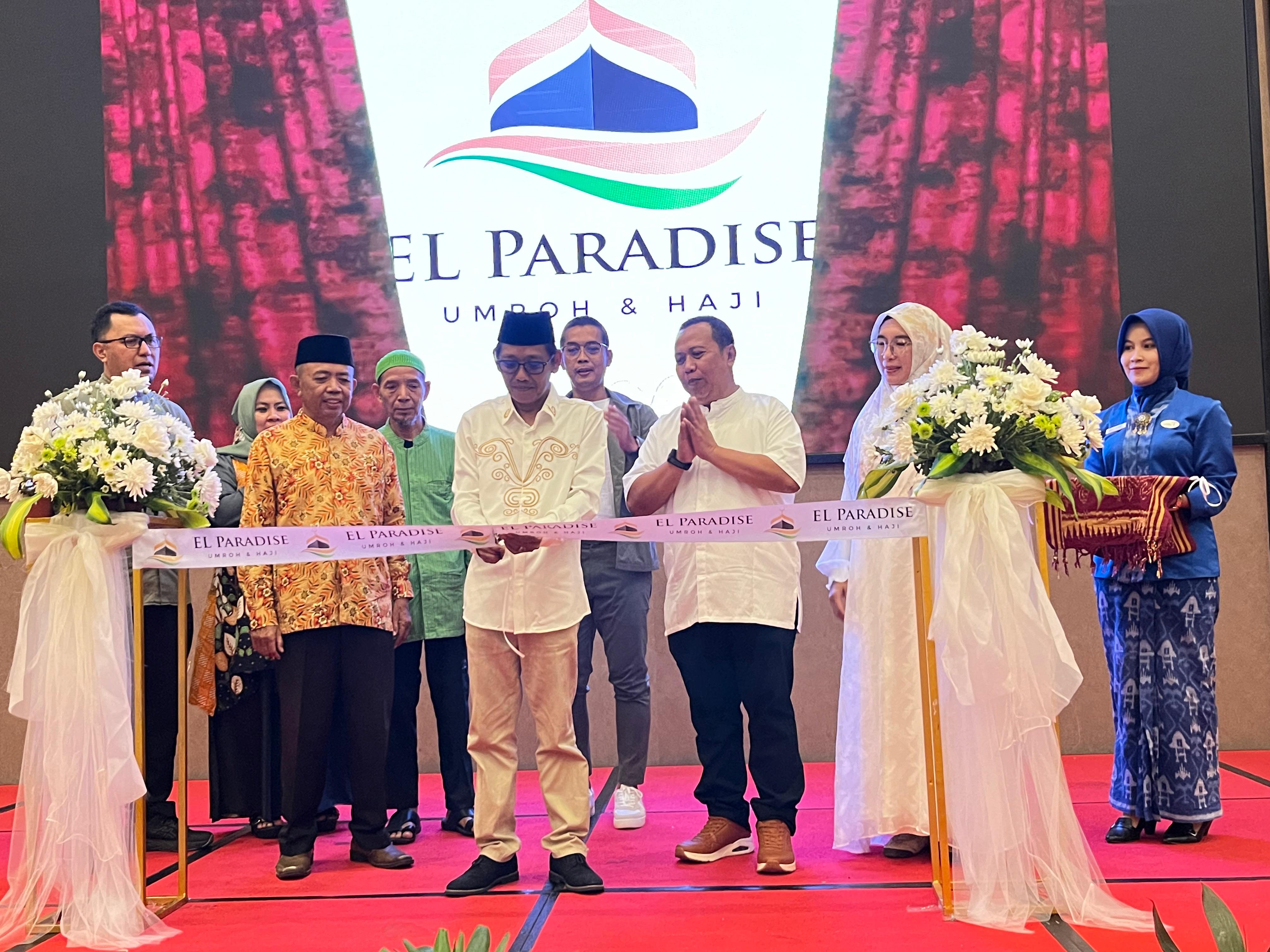 GRANG OPENING: Kabid Penyelenggara Haji dan Umrah Kemenag NTB Lalu M Amin (tengah) memotong pita grand opening sekaligus launching paket umrah Travel El Paradise Umrah dan Haji, di Mataram.