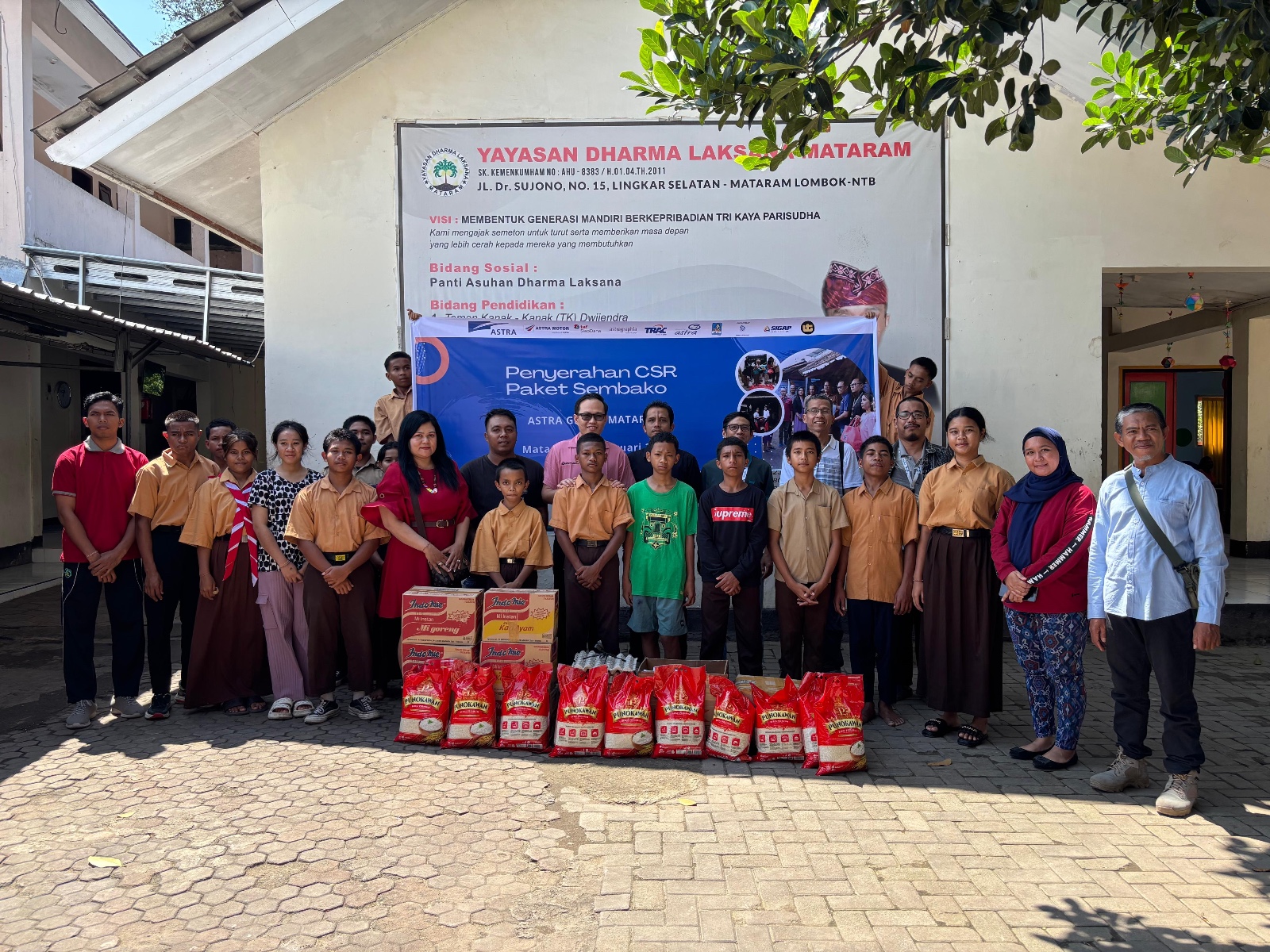 PEDULI: Manajemen Astra Group foto bersama anak-anak Panti Asuhan Yayasan Dharma Laksana Mataram, Sabtu (15/2).