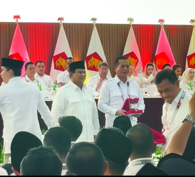 RESMI JADI KADER GERINDRA: Gubernur NTB terpilih Lalu Muhammad Iqbal disamping Ketua Umum Partai Gerindra Prabowo Subianto usai menerima KTA khusus Gerindra, di Bogor, Kamis (13/2).