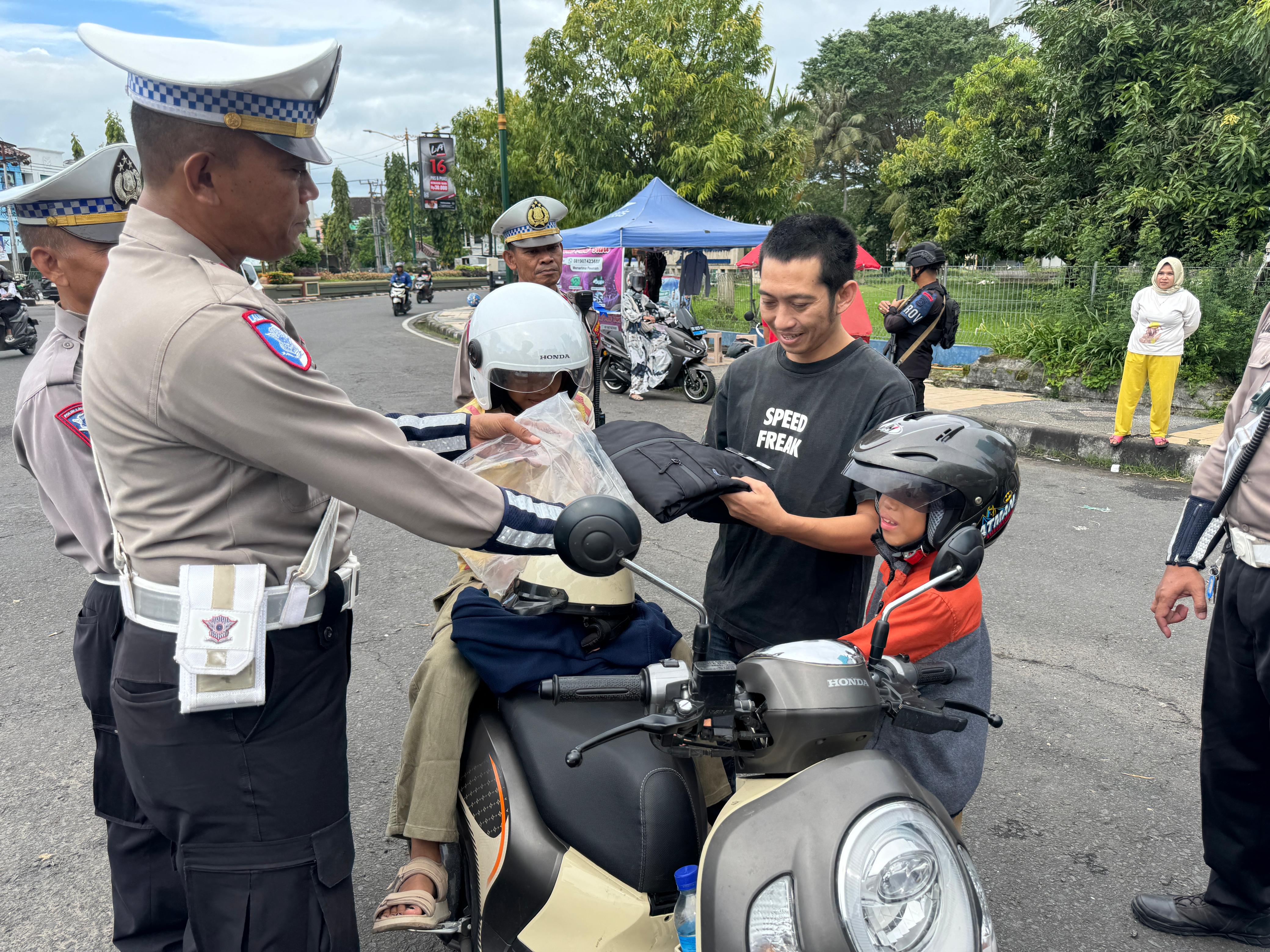 DAPAT REWARD: Salah satu pengendara yang tertib mendapat hadiah jaket dari Satlantas Polresta Mataram.