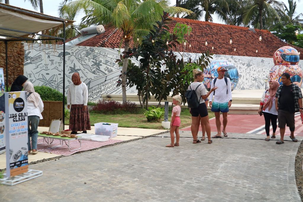 BERLIBUR: Sejumlah wisatawan mancanegara dan domestik melintasi Kuta Lane usai berkunjung ke Kuta Beach Park, The Mandalika, Loteng, belum lama ini.
