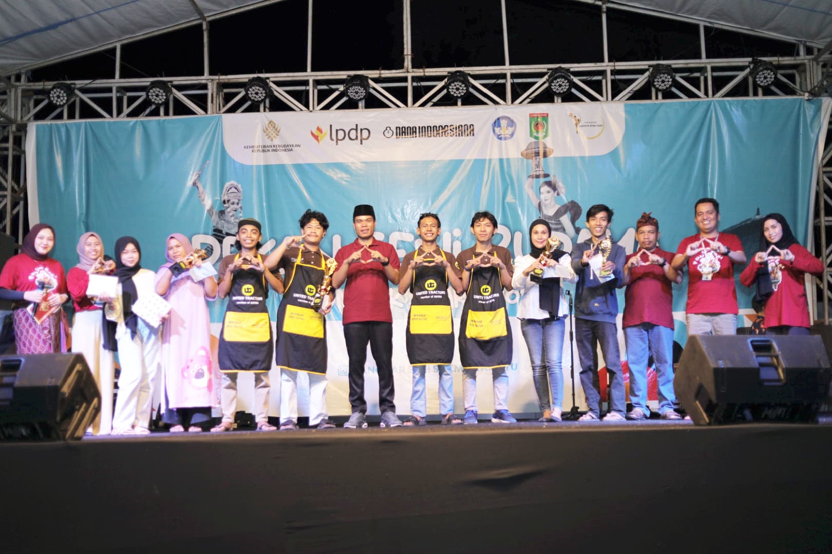 MENGAPRESIASI: Ketua DPRD KLU Agus Jasmani (tujuh dari kiri) bersama para peserta pekan seni budaya