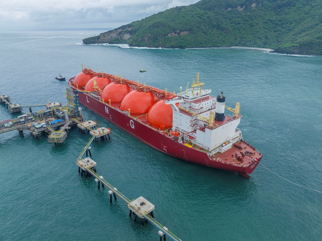KAPAL RAKSASA: Kapal MT Lady Eva yang mengangkut LNG untuk energi bersih PT Amman Mineral ini sukses uji coba sandar pertama kali di Pelabuhan Benete, Kecamatan Maluk, KSB, beberapa waktu lalu.
