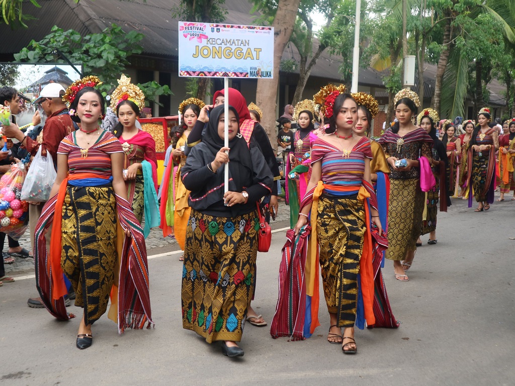 MERIAH: Penampilan para wanita muda yang mengikuti Festival Siyu Putri Mandalika memeriahkan event Festival Pesona Bau Nyale 2025 di Kuta Beach Park, Mandalika, Loteng, Senin (17/2).