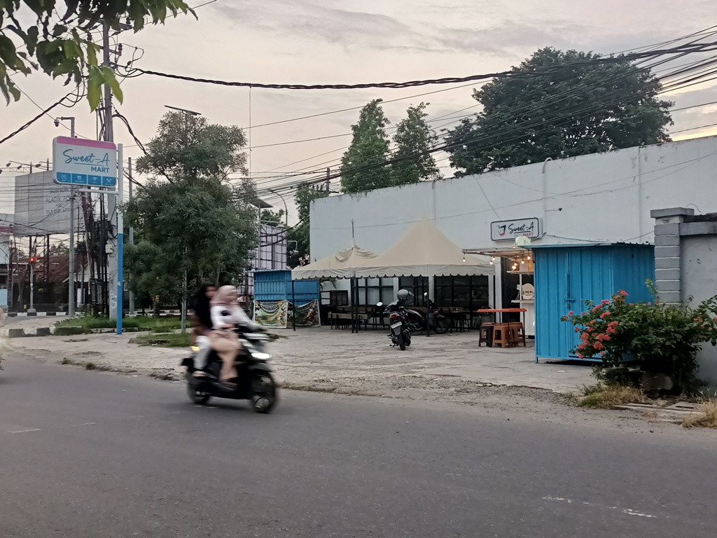 ASET DAERAH JANGAN SAMPAI LEPAS: Pengendara melintas di depan Sweet-A Mart yang dikelola PT GNE, kemarin (17/2). Aset tersebut dijadikan sebagai agunan pada beberapa bank.&nbsp;