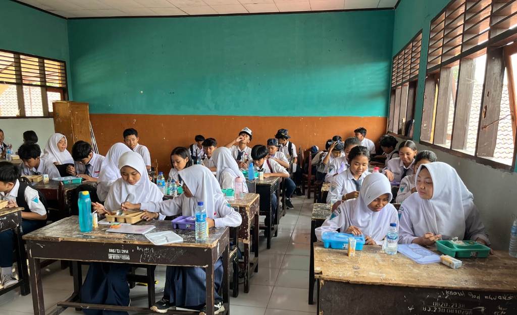 LAHAP: Para siswa SMPN 1 Gerung menyantap menu makan bergizi gratis (MBG) yang dibagikan, awal pekan.