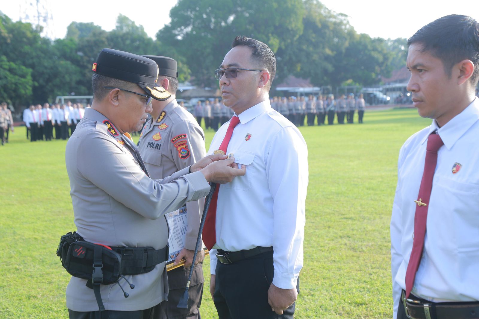 Kapolda NTB Irjen Pol Hadi Gunawan menyematkan pin emas kepada anggotanya yang berhasil menangani kasus mafia tanah.