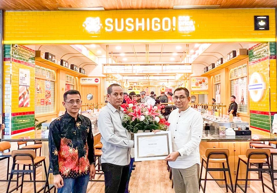 MULAI BEROPERASI: GM LEM Salim Abdad (kanan) menghadiri grand opening gerai SushiGo! di ground floor Lombok Epicentrum Mall (LEM).