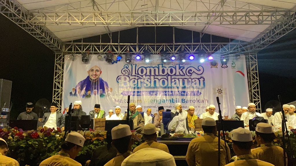 SEJUK: Ketua DPC PPP Zia Urrahman, Ketua Panitia Lombok Bersalawat Muhammad Al Hariri, Habib Ahmad Bin Abubakar Assegaf, dan sejumlah tokoh berfoto bersama, pekan lalu.