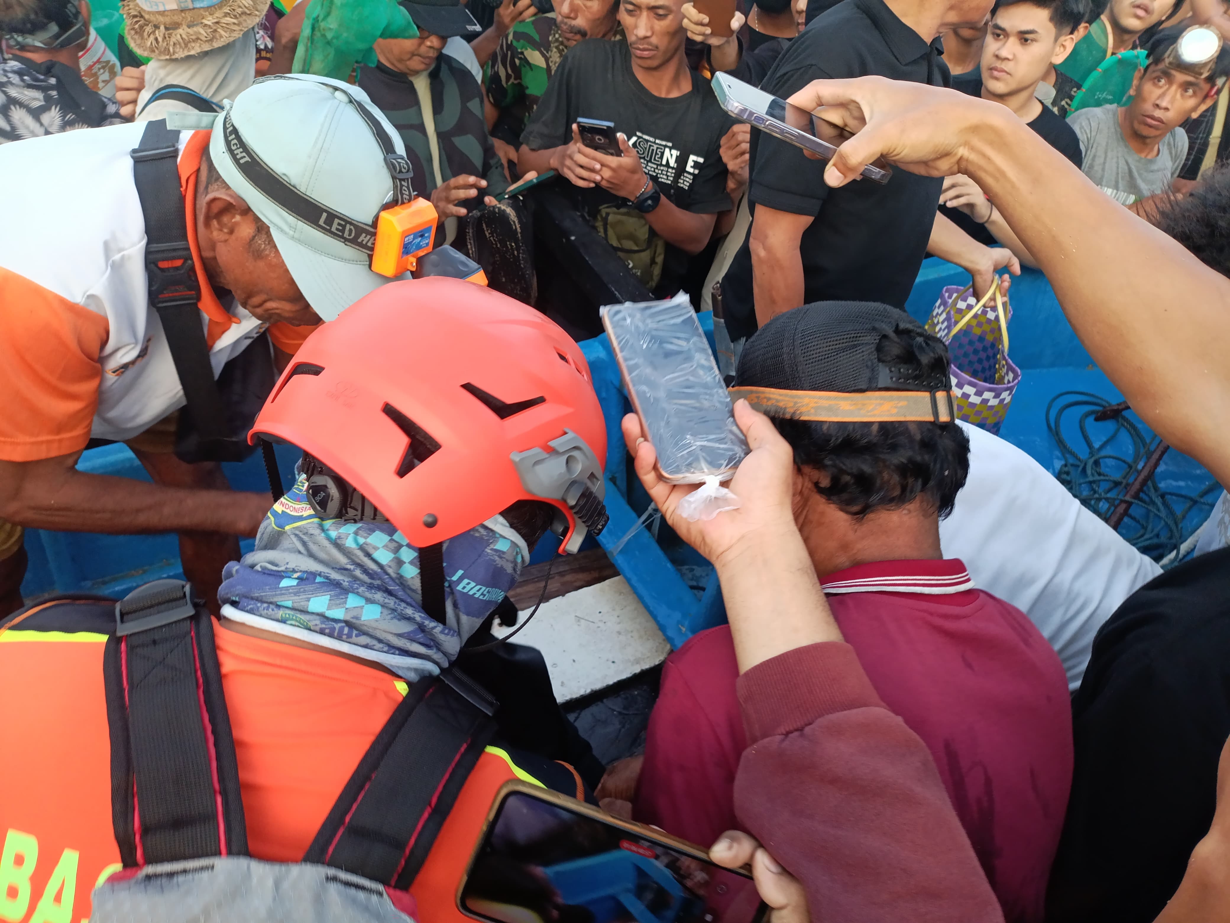TANPA IDENTITAS: Warga dibantu petugas mengevakuasi mayat yang ditemukan mengambang di tengah laut di Pantai Areguling, Pujut, Loteng, Selasa (18/2) dini hari.