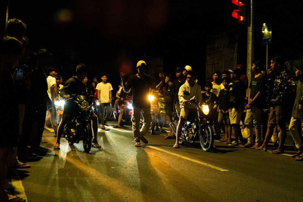 BIBIT MASALAH: Aksi balap liar di Jalan Udayana, Kota Mataram disinyalir menjadi benih timbulnya geng motor di ibu kota. Ilustrasi geng motor.