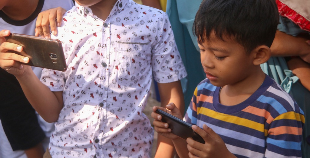 KECANDUAN: Ilustrasi anak-anak bermain medsos TikTok yang membuat kecanduan.