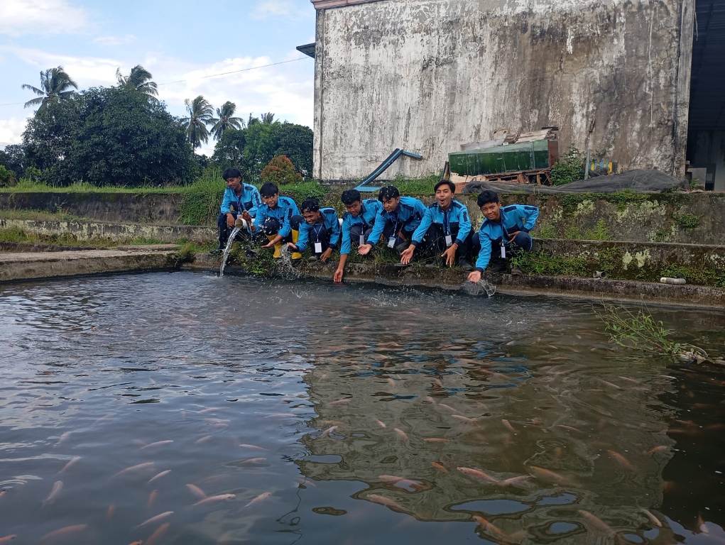 KOMPETEN: Siswa Jurusan Agribisnis Perikanan Air Tawar SMKPPN Mataram berpse di samping kolam ikan usai dinyatakan lulus UKK di BII Batu Kumbung, Lombok Barat, Sabtu (15/2) lalu.