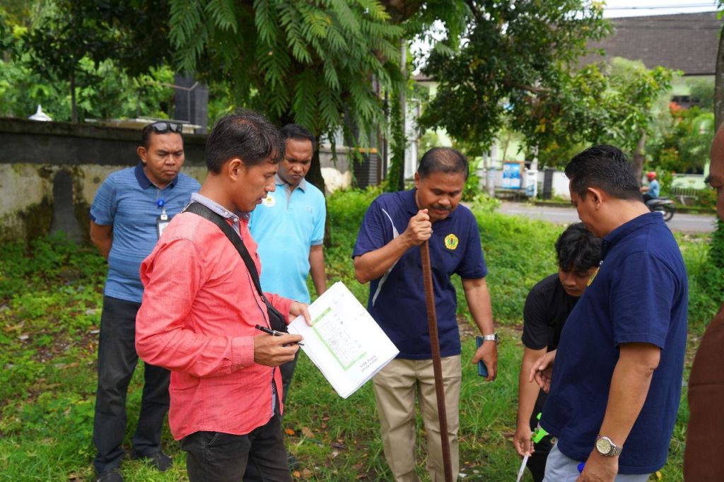 TINJAU LINGKUNGAN KAMPUS: Rektor Unram Prof. Ir. Bambang Hari Kusumo &nbsp;(pegang kayu) saat meninjau lingkungan kampus, pekan lalu. Kegiatan ini dilakukan untuk memastikan fasilitas kampus terawat.