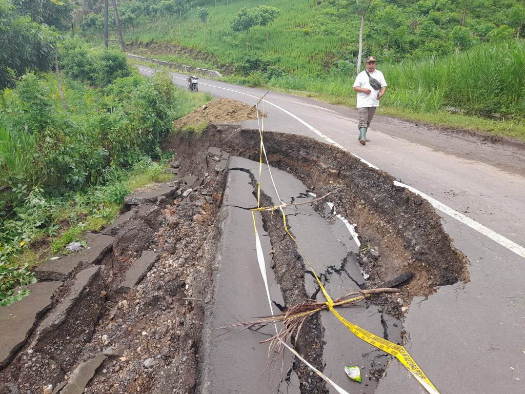 DAMPAK BANJIR: Inilah kondisi ruas jalan Desa Taman Baru menuju Desa Buwun Mas, Kecamatan Sekotong. Setengah badan jalan ini longsor karena terdampak banjir.