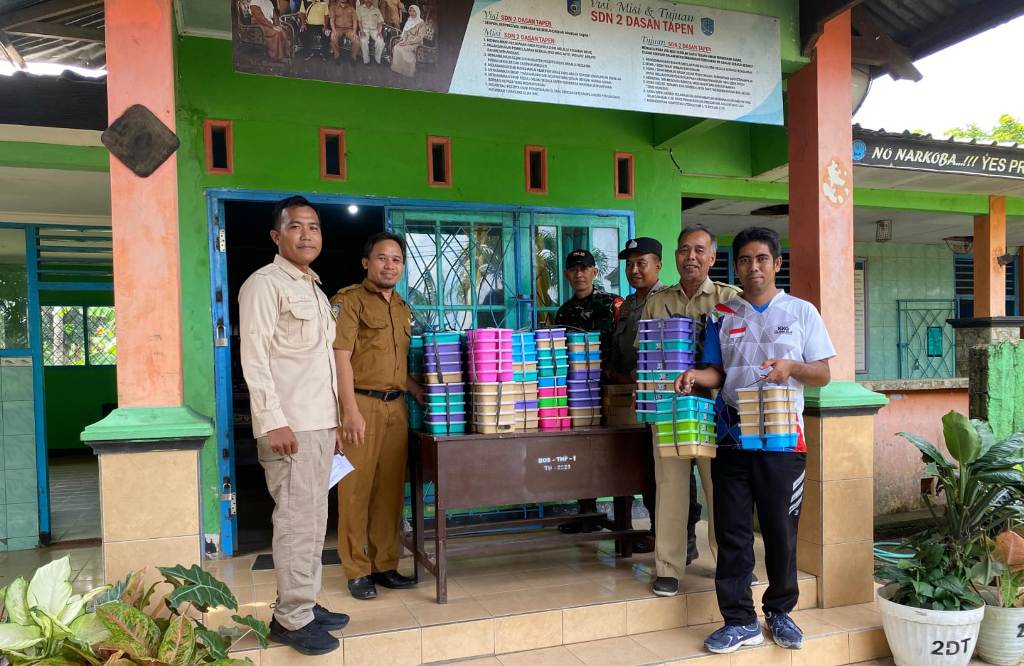 BERGIZI DAN HIGIENIS: Kepala SPPG Gerung Nurrochman Hartadi (kiri) saat turun membagikan menu makan bergizi gratis di SDN 2 Dasan Tapen, Gerung, Selasa (18/2).