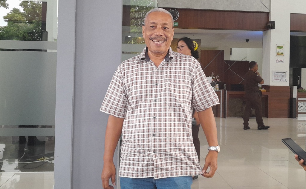 TERSENYUM: Mantan Direktur PT Bliss Pembangunan Sejahtera Fredy usai diperiksa penyidik Kejati NTB, Senin (17/2).