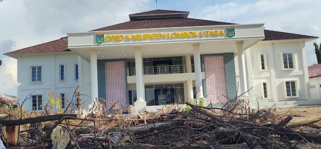 DIHENTIKAN: Komisi III menghentikan pekerjaan Kantor DPRD KLU, Selasa (18/2).