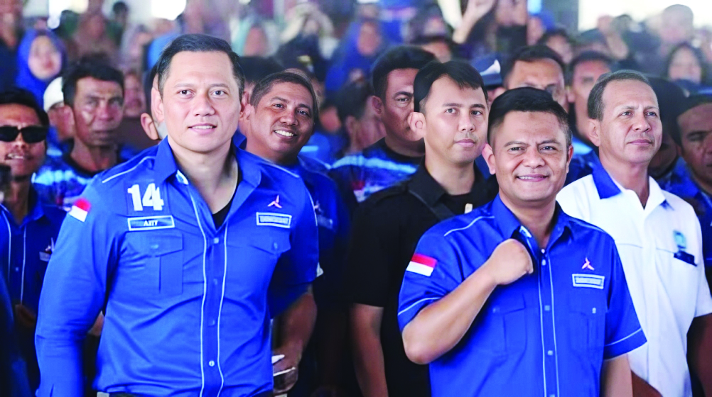 DUKUNG AHY: Ketua DPD Demokrat NTB Indra Jaya Usman berfoto bersama Ketua Umum partai Demokrat Agus Harimurti Yudhoyono (AHY) di sebuah acara partai Demokrat beberapa waktu lalu.