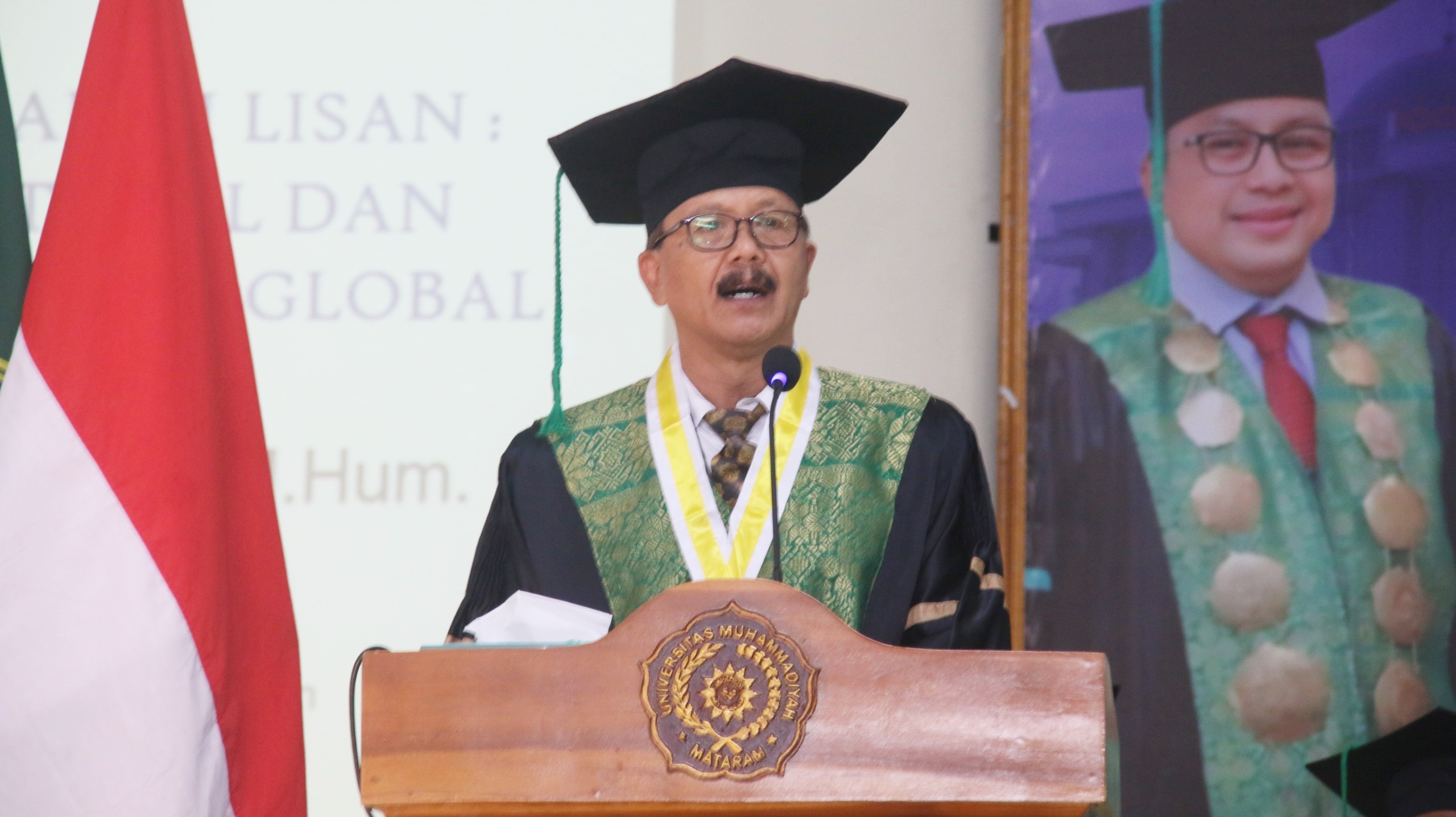 Prof. Dr. Made Suyasa, M.Hum., dalam orasi ilmiahnya menjelaskan tentang sastra dan tradisi lisan.