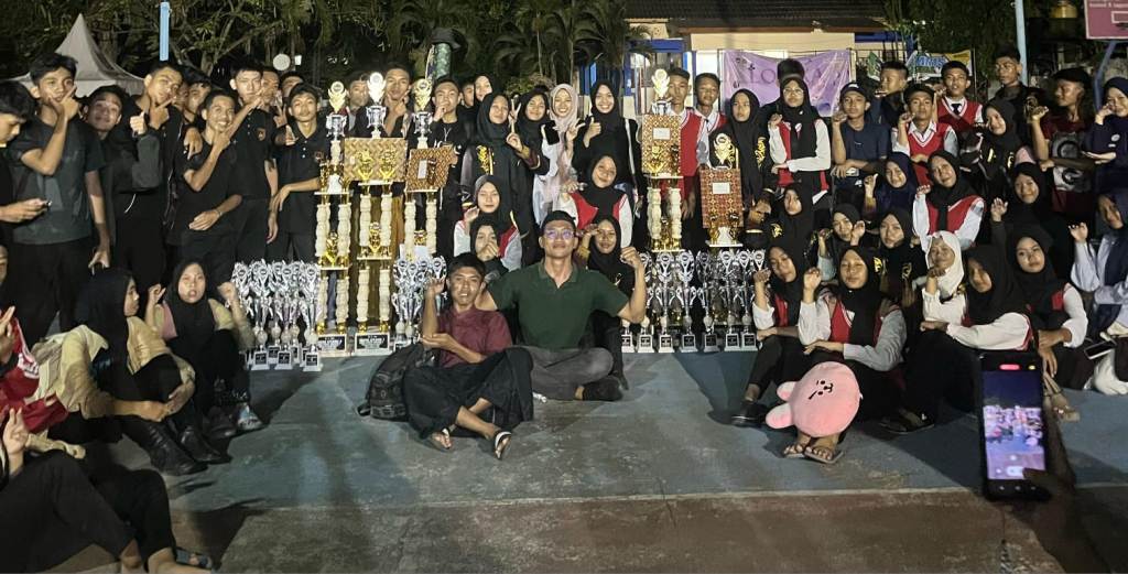 PRESTASI MENINGKAT: Pembina, pelatih serta siswa-dan siswi yang tergabung dalam Tim Paskib MAN 1 Lotim, berfoto bersama usai memboyong juara di event LOGIKA SMAN 7 Mataram.