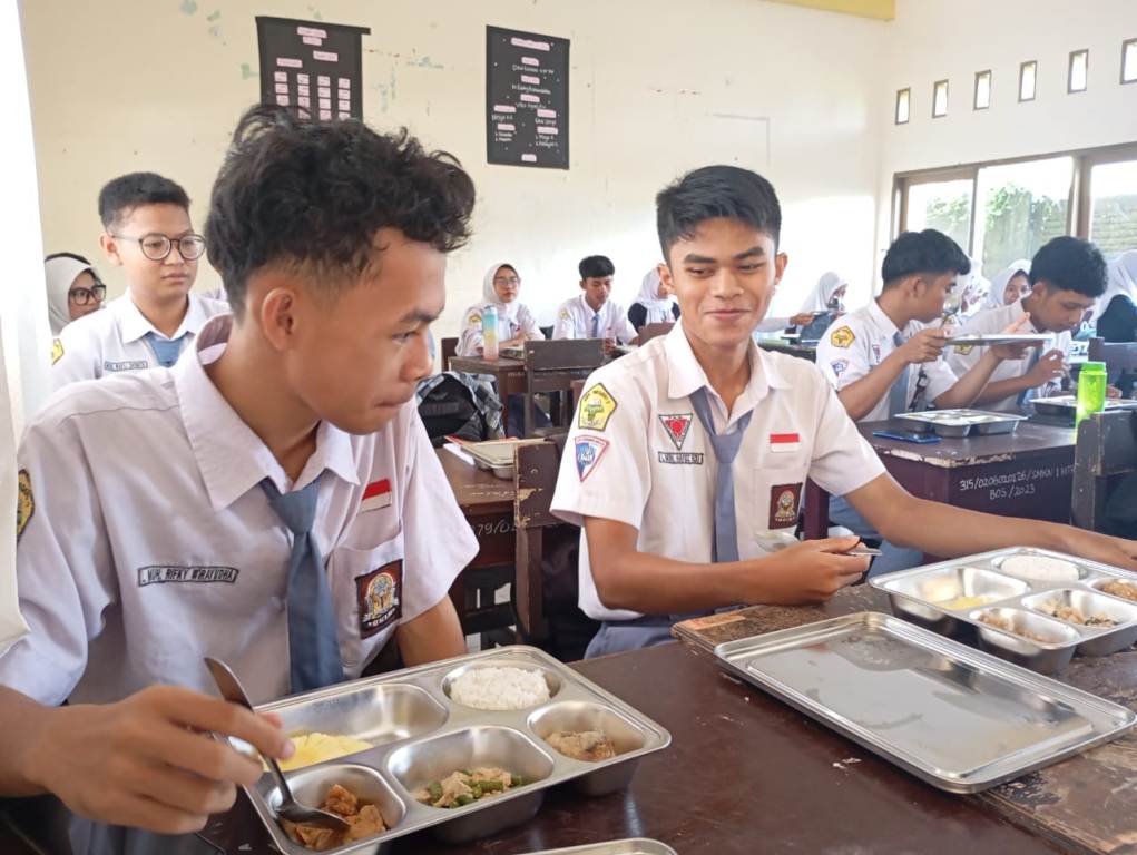 HARUS BERJALAN OPTIMAL: Dua pelajar di Kota Mataram menikmati MBG di ruang kelasnya, beberapa waktu lalu.&nbsp;