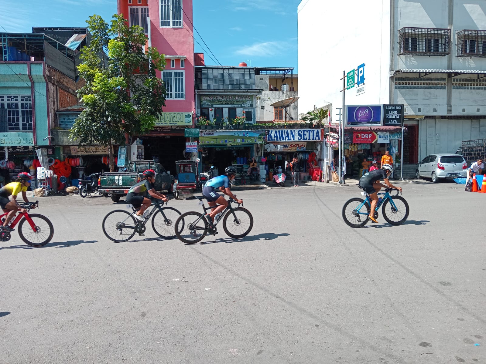 TERUS BERKEMBANG: Atlet triathlon NTB saat mengikuti PON XXI Aceh-Sumatera Utara lalu.