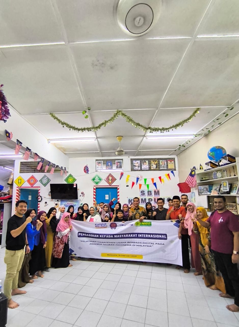 BERBAGI ILMU: Tim PKM Internasional Ummat berfoto bersama PMI yang menjadi peserta pelatihan digitalisasi pemasaran, di Kampung Bharu, Malaysia, Sabtu (15/2).