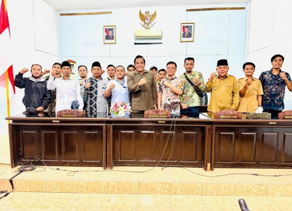 MINTA DIBUKA JALAN: Anggota Komisi III DPRD KLU bersama warga Dusun Bimbi Jangkar, Selasa (18/2).